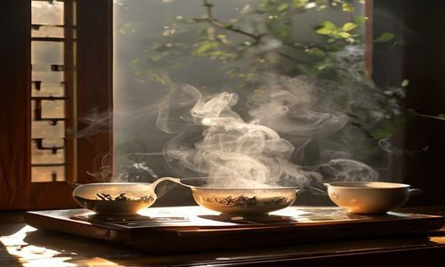 清晨窗边的日式茶道仪式，热水注入茶碗时升腾的乳色吐息雾气，配合晨光与木质茶盘，营造出极致的生活美学仪式感